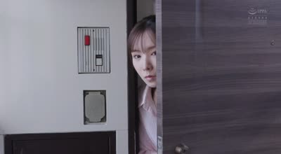 ADN-695 夜勤明けの僕の『疲れマラ』を見た隣に住んでる人妻が、僕のカラダで欲求不満を解消しにくるのでここ三日間一睡もしてません…。 海老咲あお